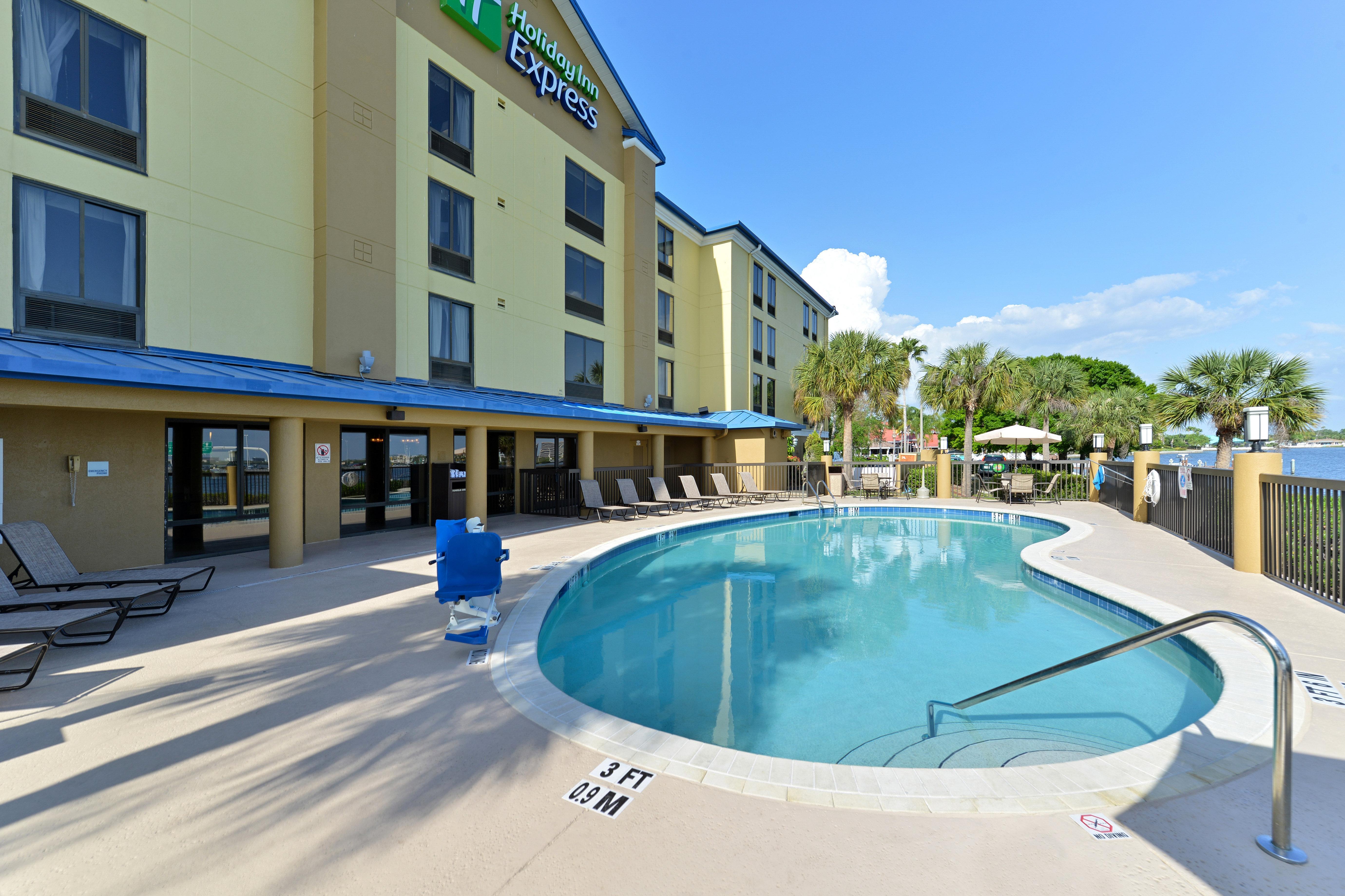 Holiday Inn Express Hotel & Suites Tampa-Rocky Point Island, An Ihg Hotel Exterior photo