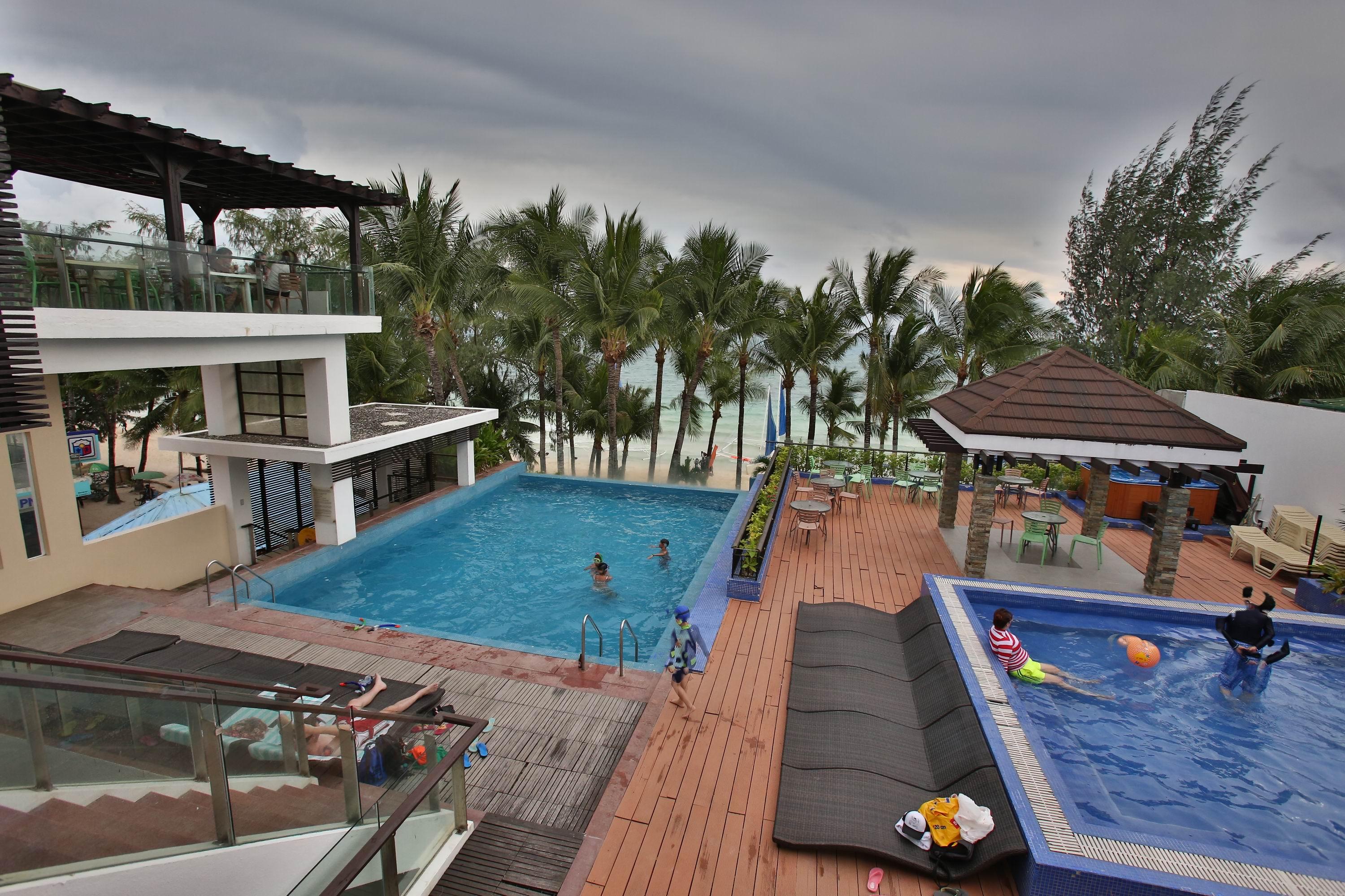 Crown Regency Beach Resort Manoc-Manoc Exterior photo