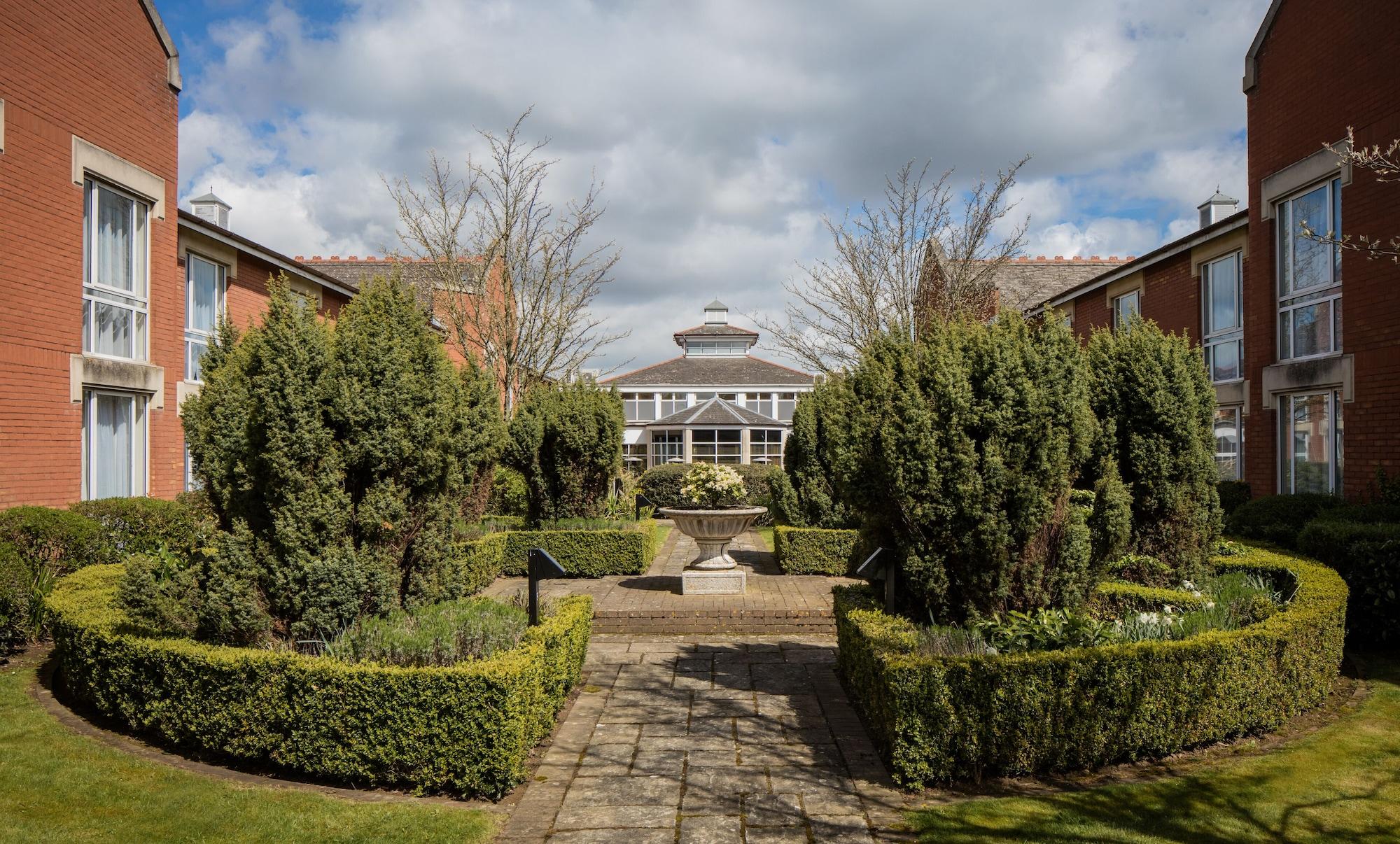 Hilton Northampton Hotel Exterior photo