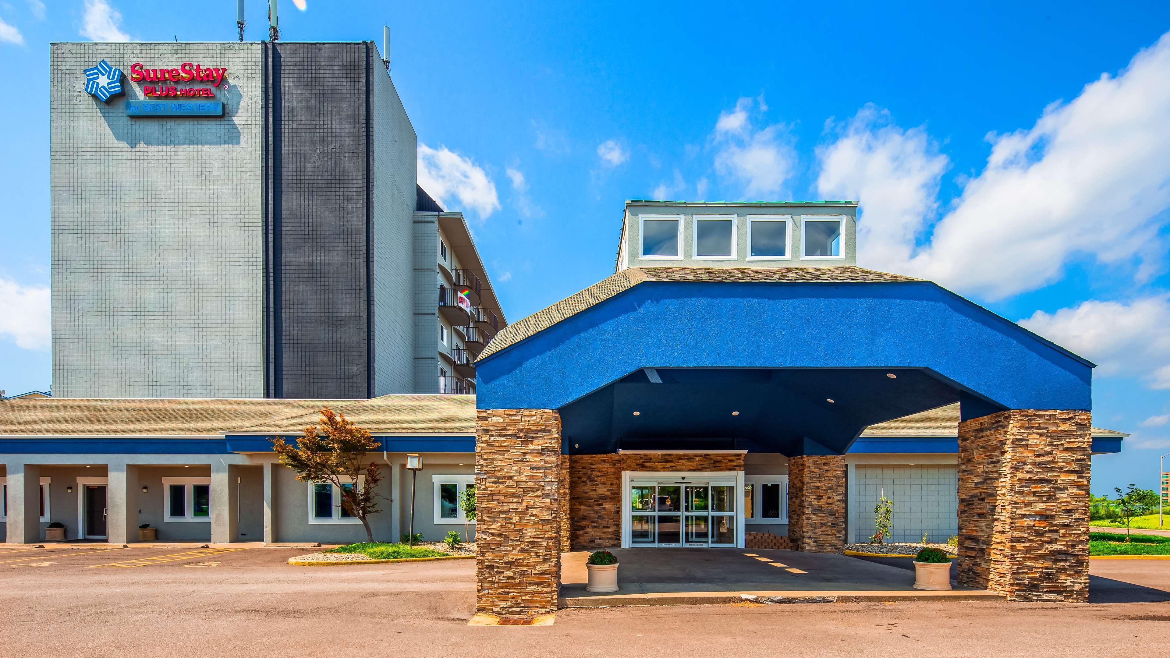 Orangewood Inn & Suites Kansas City Airport Exterior photo