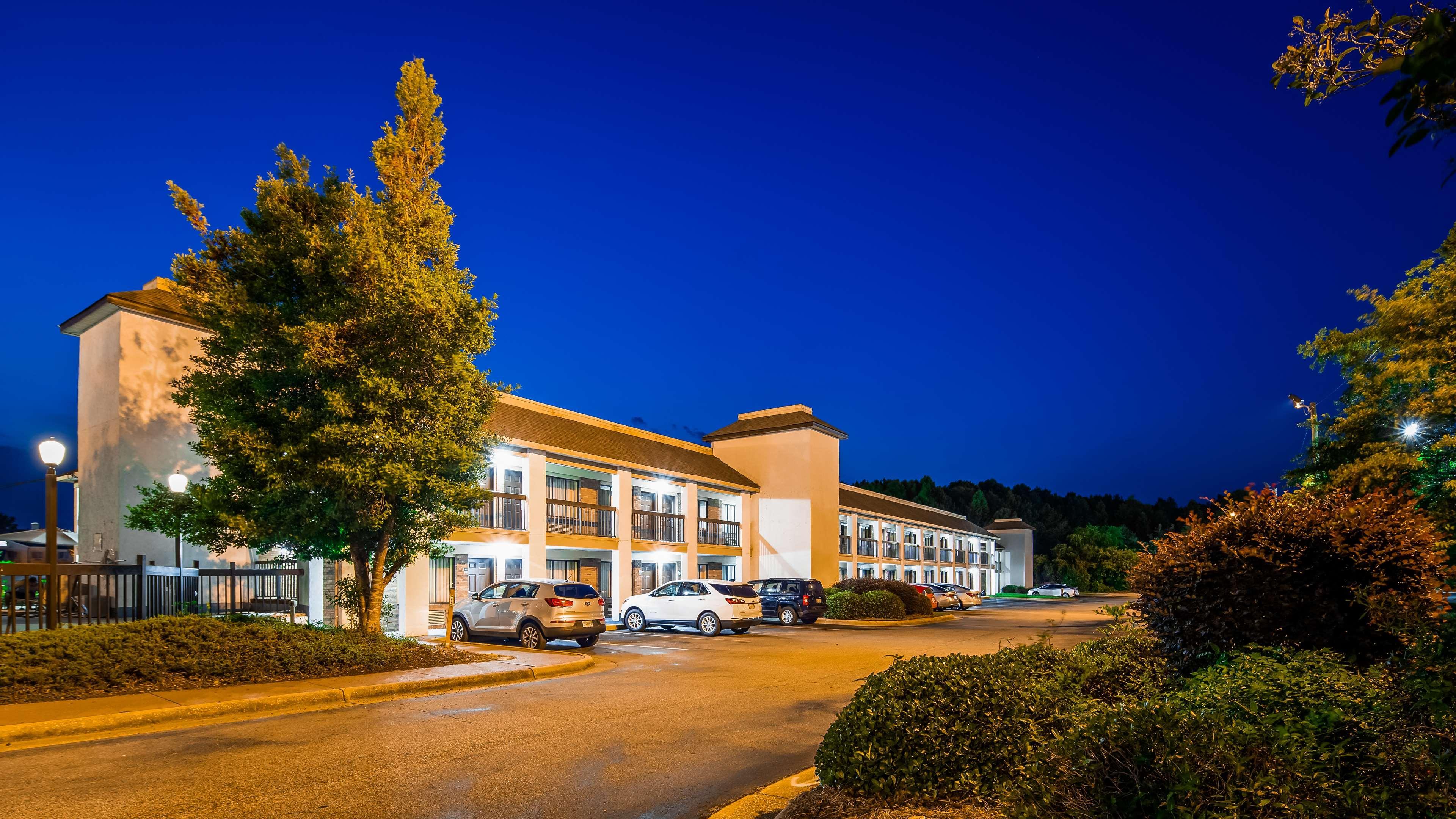 Quality Inn & Suites Fayetteville I-95 Exterior photo