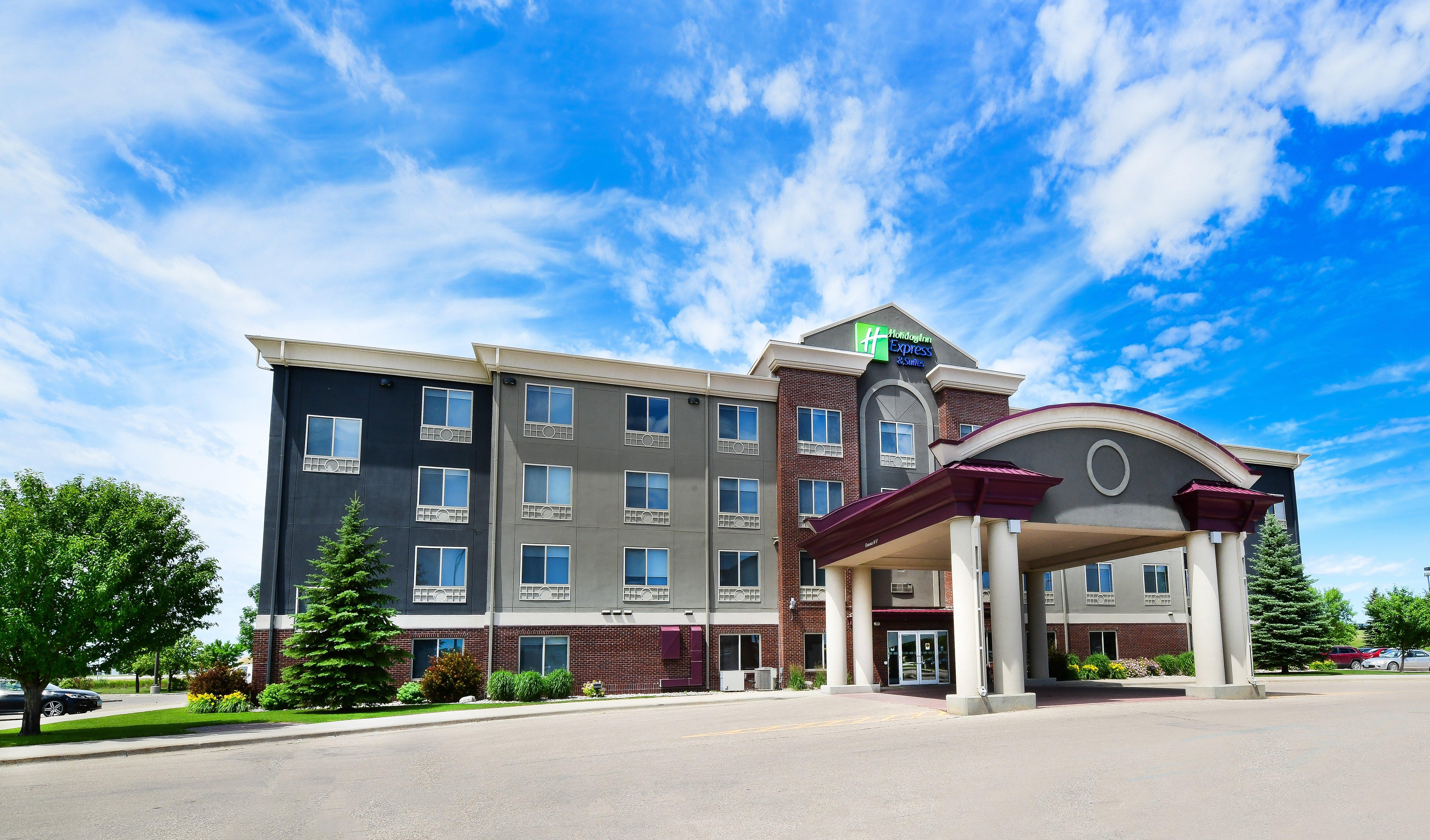 Holiday Inn Express Hotel & Suites Grand Forks, An Ihg Hotel Exterior photo