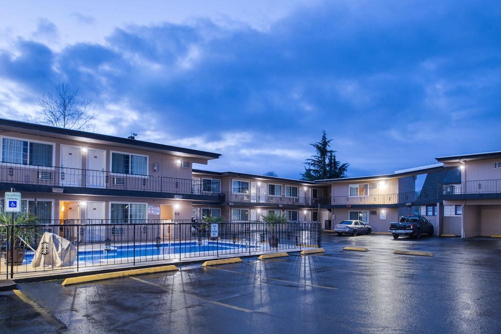 University Inn And Suites Eugene Exterior photo