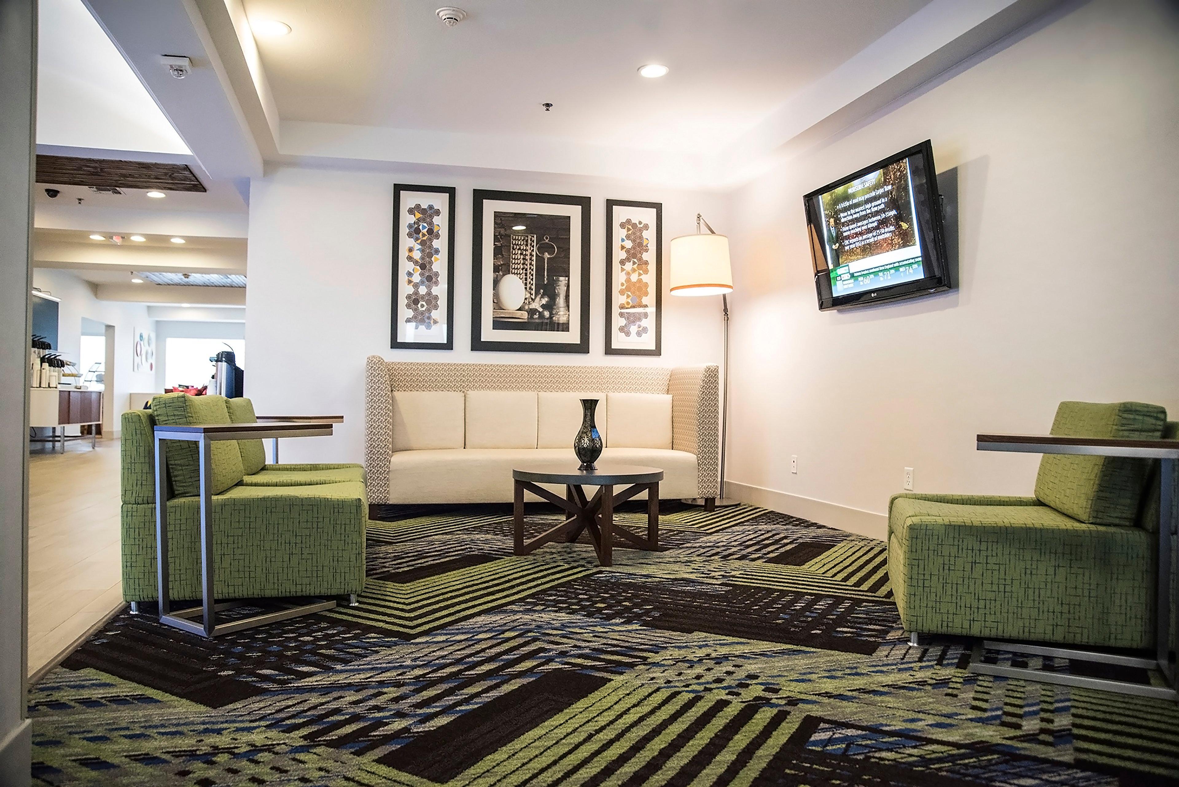 Holiday Inn Express & Suites Alexandria, An Ihg Hotel Exterior photo