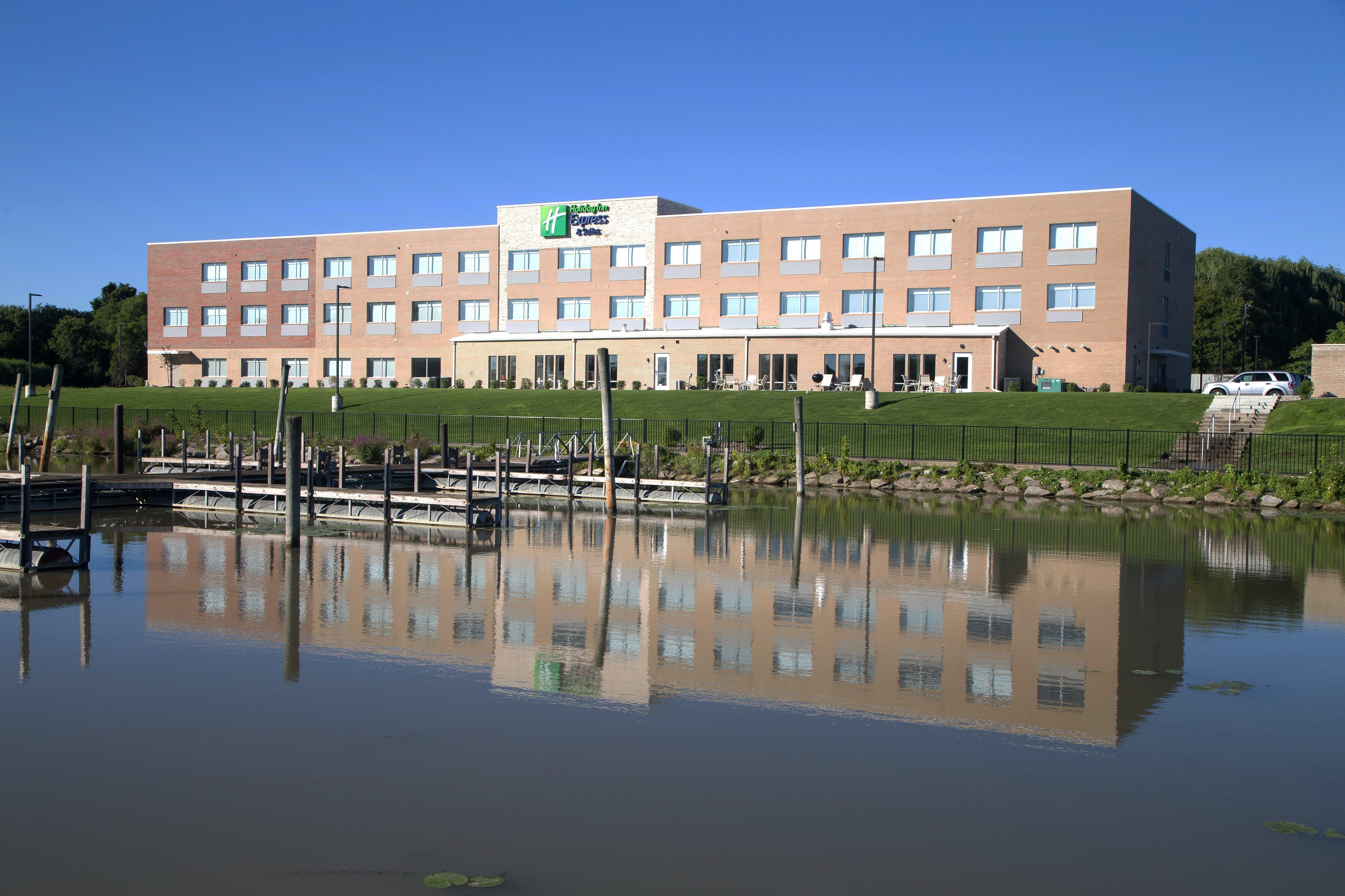 Holiday Inn Express & Suites Port Huron, An Ihg Hotel Exterior photo