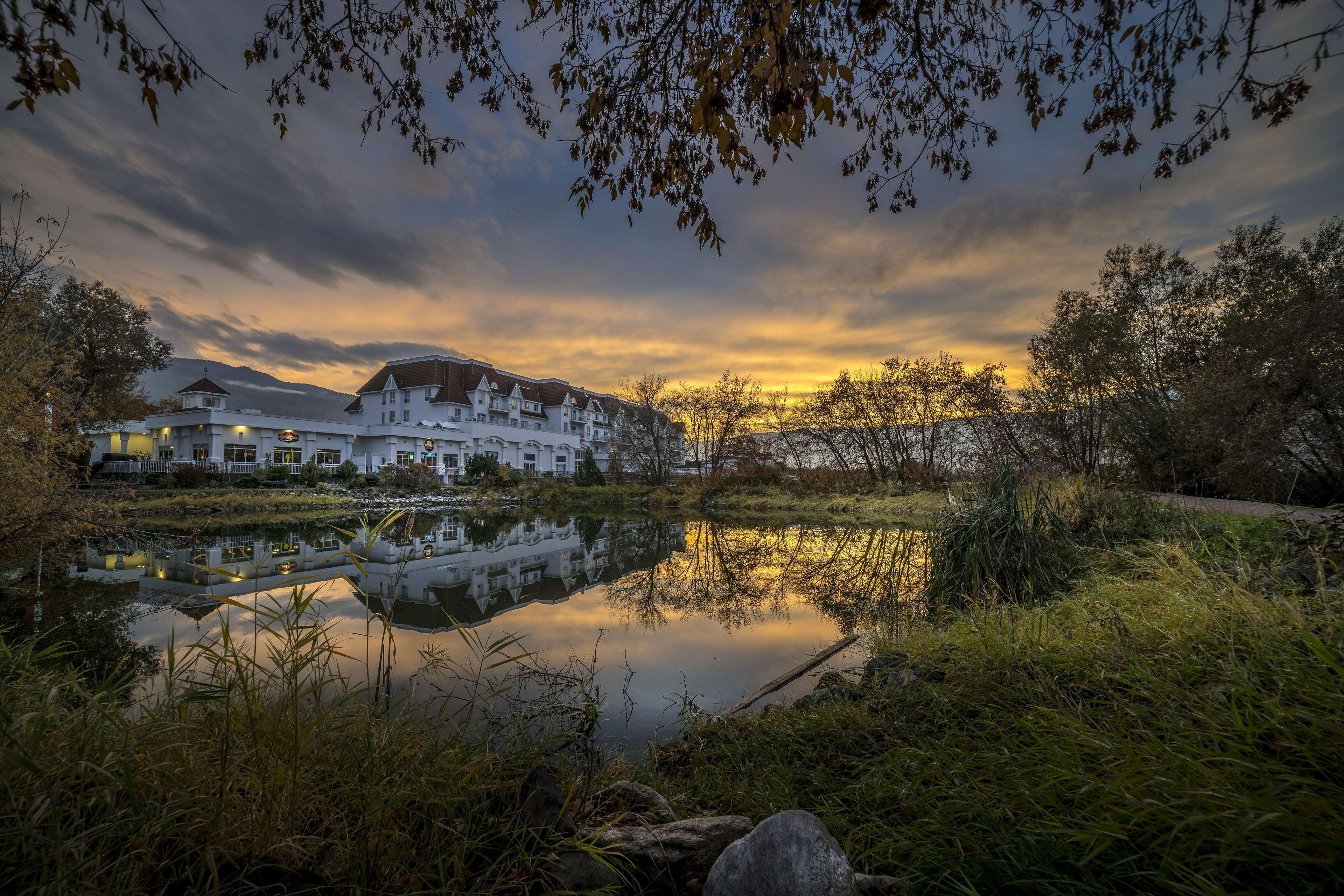 Prestige Harbourfront Resort, Worldhotels Luxury Salmon Arm Exterior photo