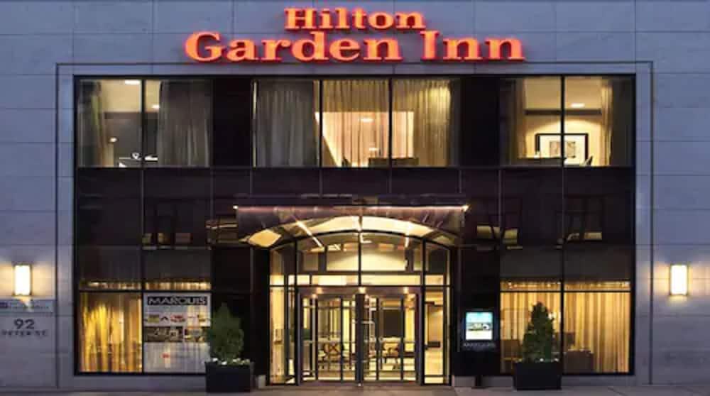 Hilton Garden Inn Toronto Downtown Exterior photo