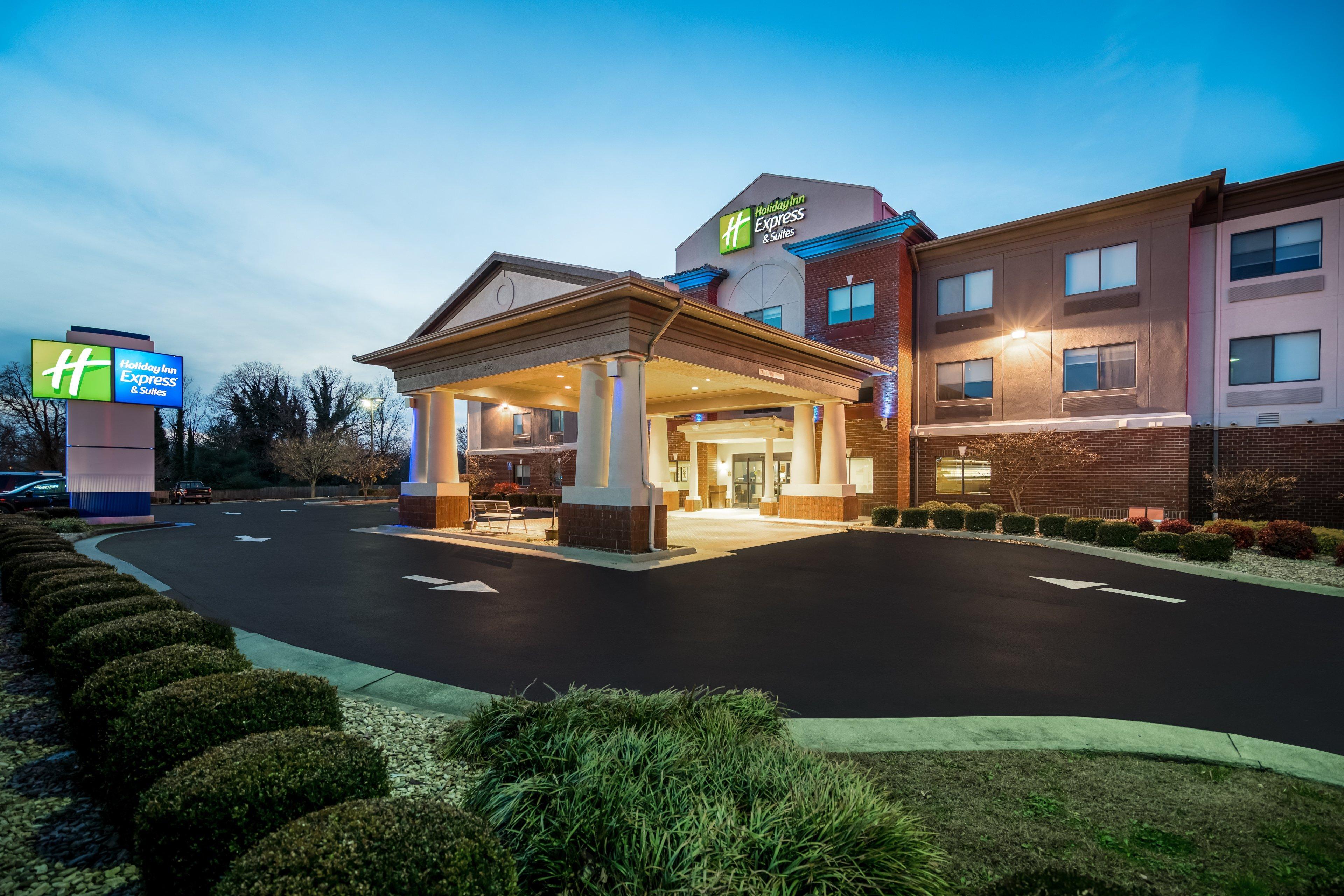 Holiday Inn Express & Suites Rocky Mount Smith Mountain Lake, An Ihg Hotel Exterior photo