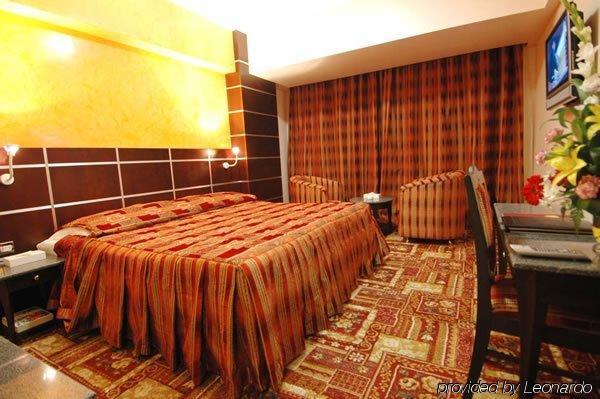 Metropolitan Hotel Manama Room photo