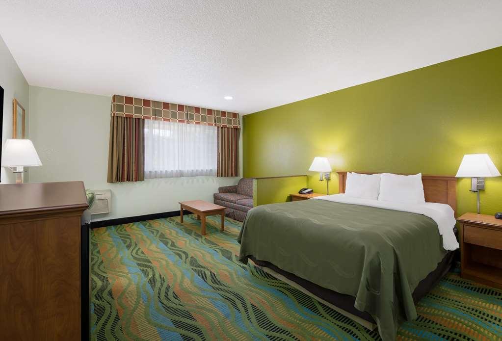 Quality Inn & Suites Medford Airport Room photo