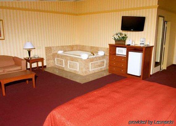 Quality Inn & Suites Kansas City - Independence I-70 East Room photo