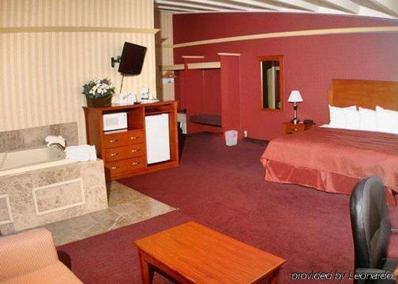 Quality Inn & Suites Kansas City - Independence I-70 East Room photo