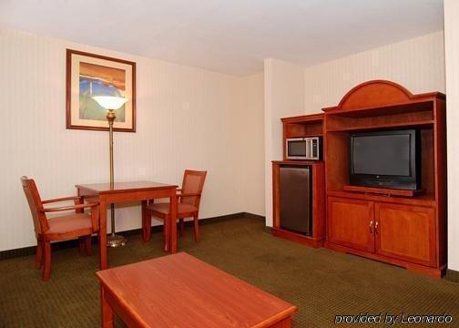 Econo Lodge Inn & Suites Riverside - Corona Room photo