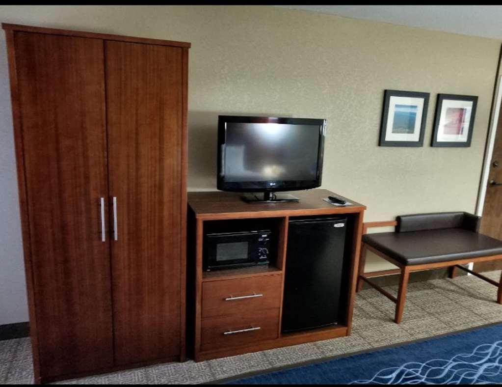Erie Presque Isle Hotel Room photo