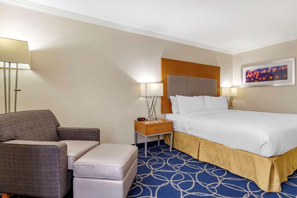 Comfort Inn & Suites Houston I-10 West Energy Corridor Room photo