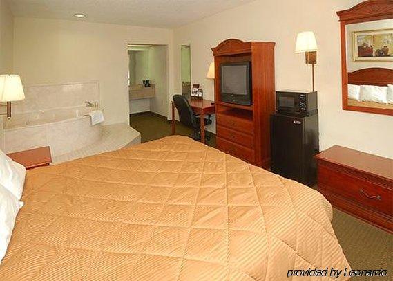 Econo Lodge Inn & Suites Gulfport Room photo