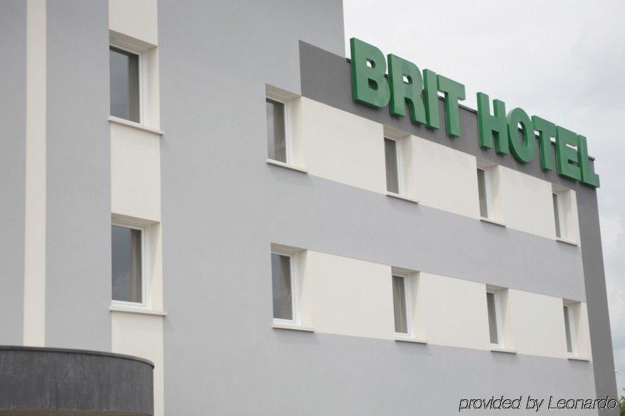 Brit Hotel Piscine & Spa - Fougeres Lecousse Exterior photo