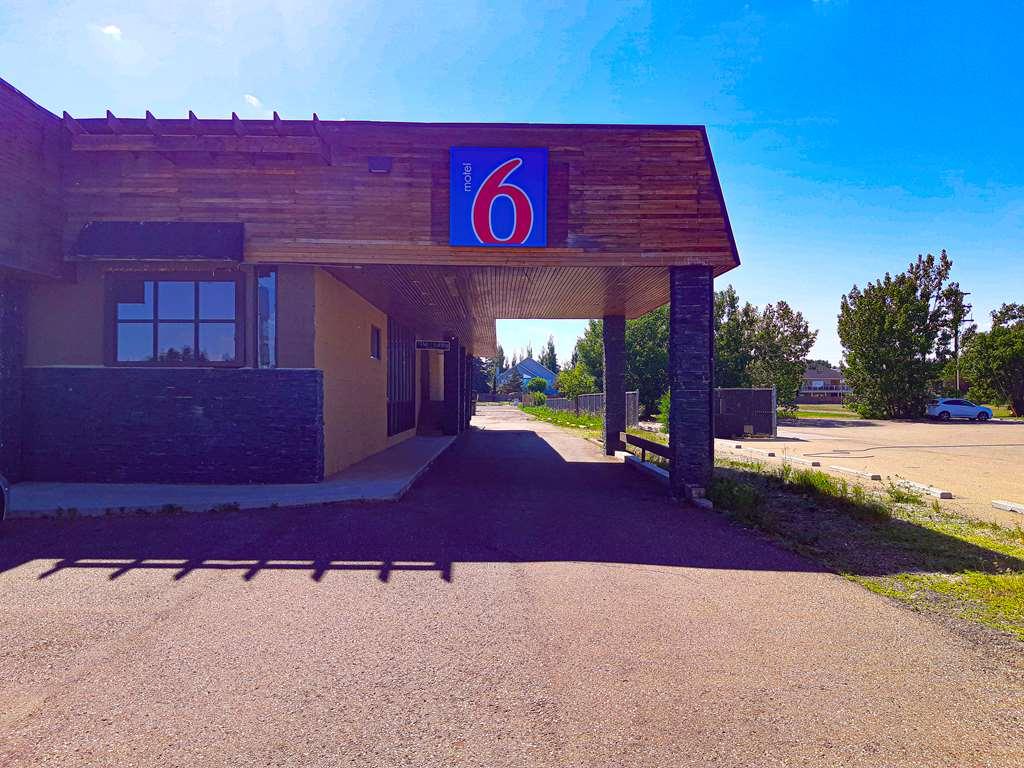 Motel 6 Brooks Ab Exterior photo