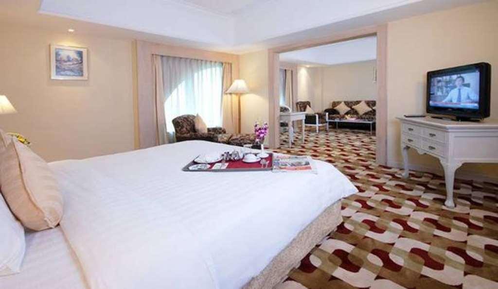 Berjaya Waterfront Hotel Johor Bahru Room photo