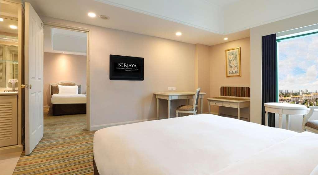 Berjaya Waterfront Hotel Johor Bahru Room photo