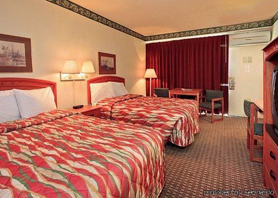 Oyo Hotel Sumter Sc Downtown Room photo