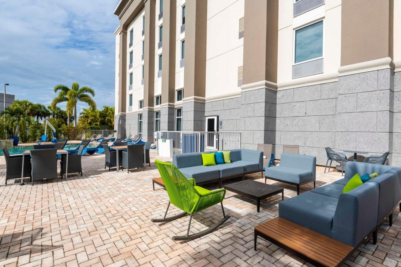 Hampton Inn & Suites Fort Myers-Colonial Boulevard Exterior photo