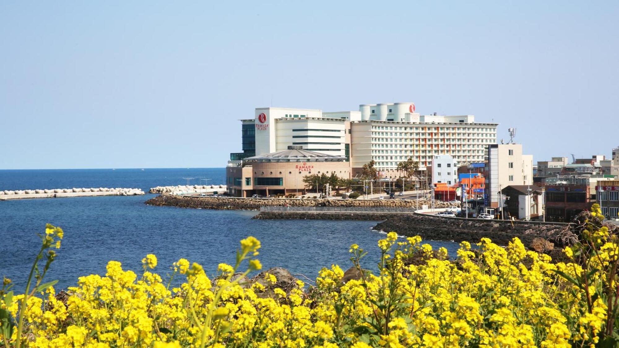 Ramada Plaza By Wyndham Jeju Ocean Front Hotel Exterior photo