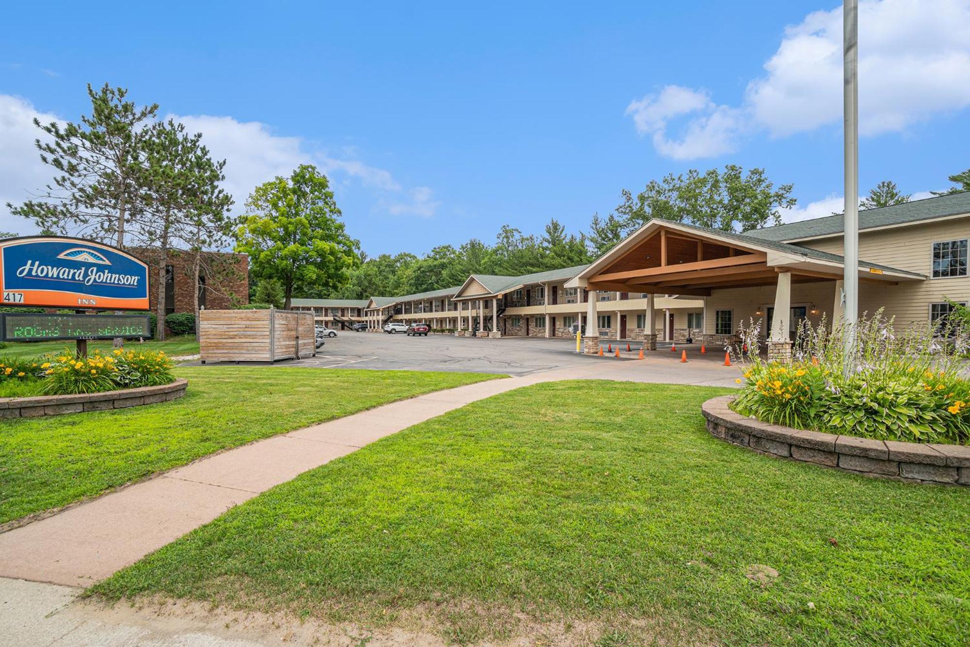 Howard Johnson By Wyndham Traverse City Exterior photo