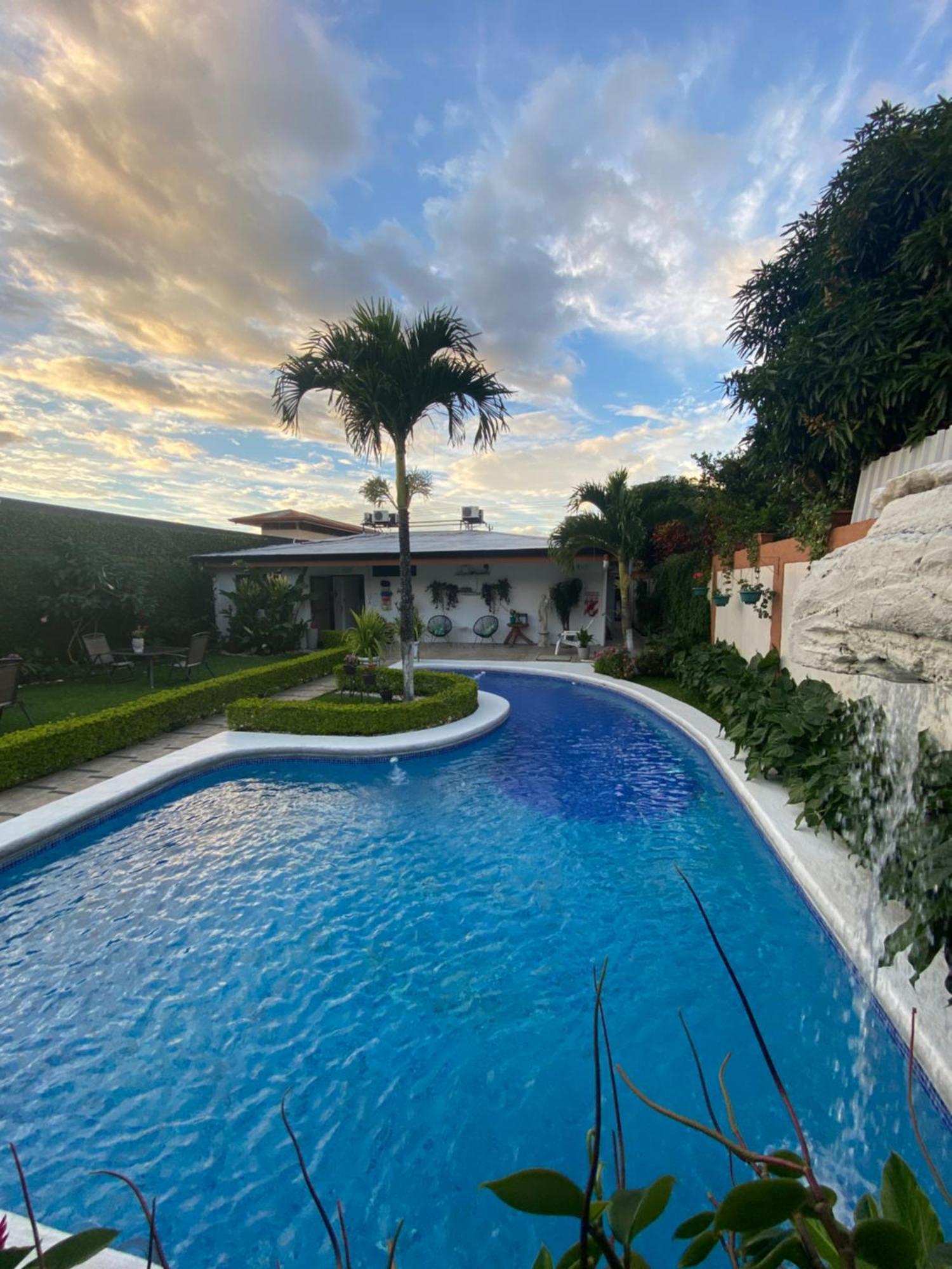 Berlor Airport Inn Alajuela Exterior photo