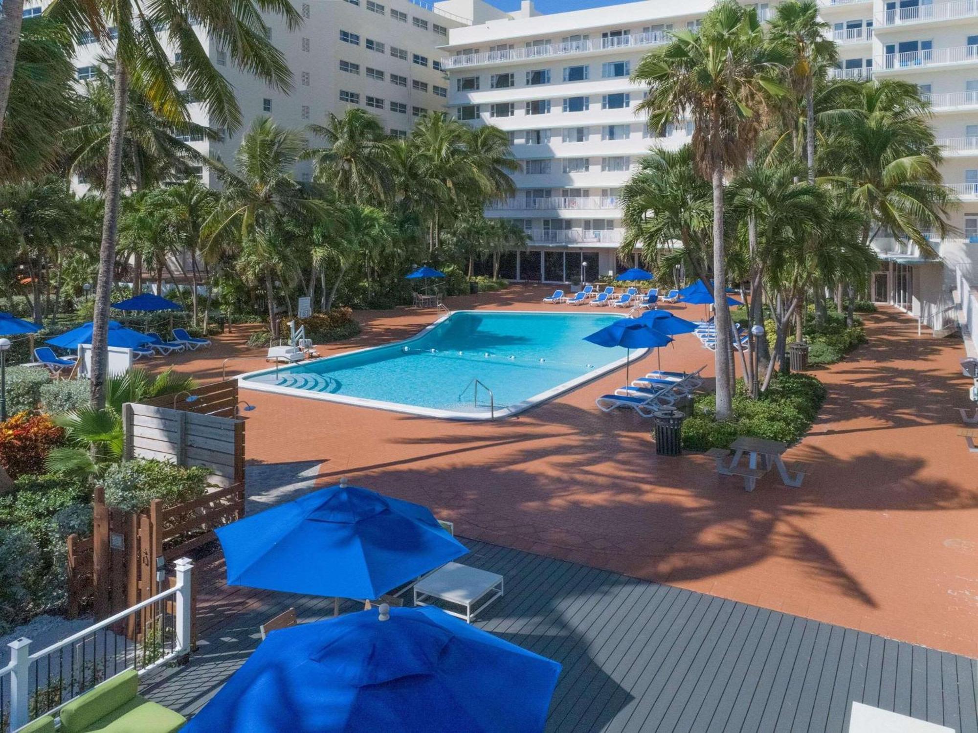 Radisson Resort Miami Beach Exterior photo