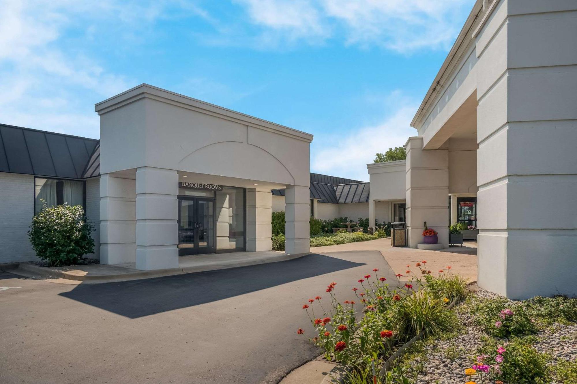 Radisson Hotel Grand Rapids Riverfront Exterior photo