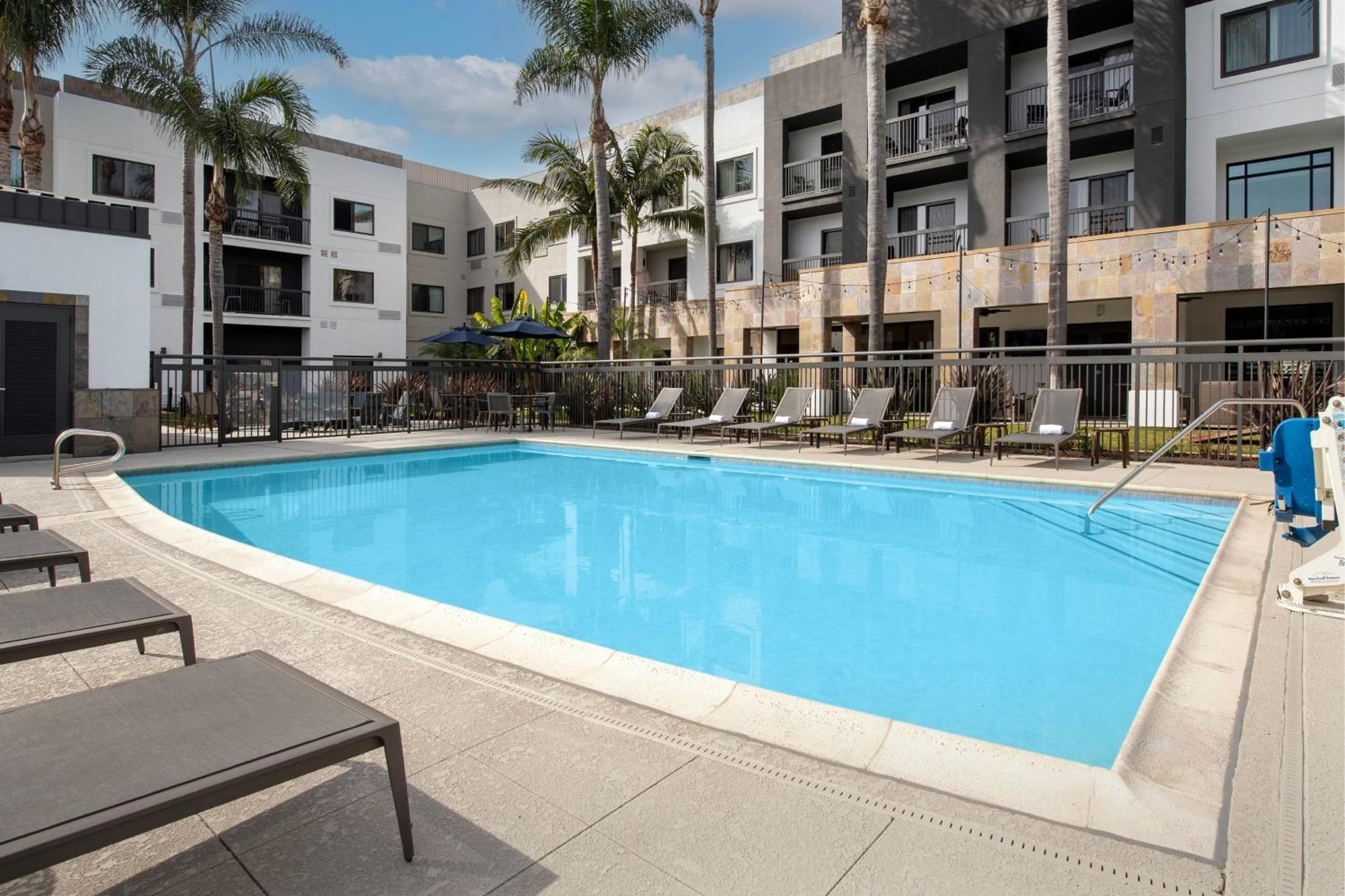 Courtyard By Marriott San Diego Carlsbad Exterior photo