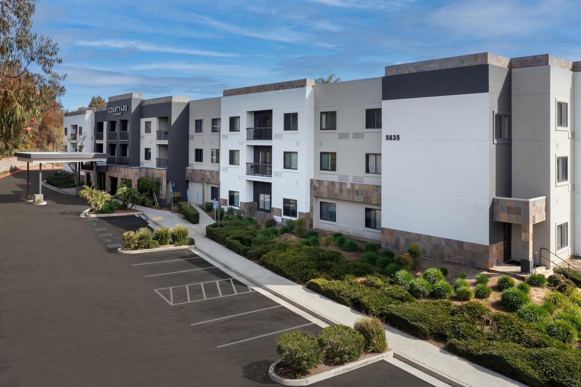 Courtyard By Marriott San Diego Carlsbad Exterior photo