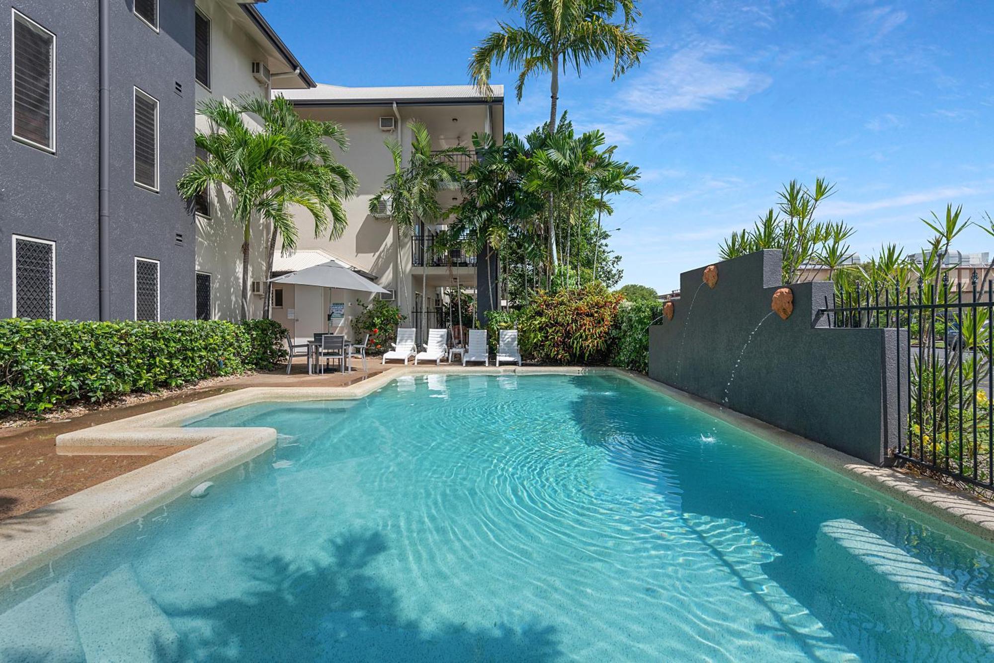 Bay Village Tropical Retreat & Apartments Cairns Exterior photo