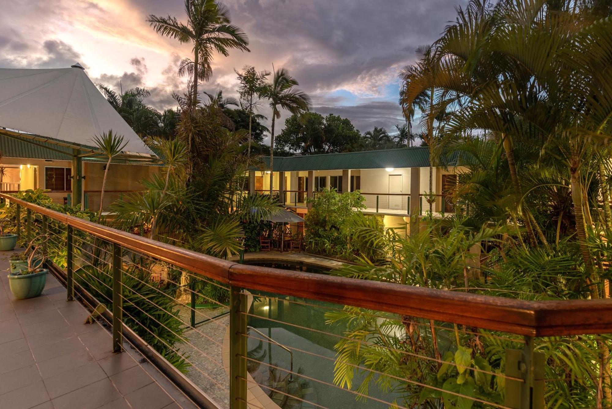 Bay Village Tropical Retreat & Apartments Cairns Exterior photo