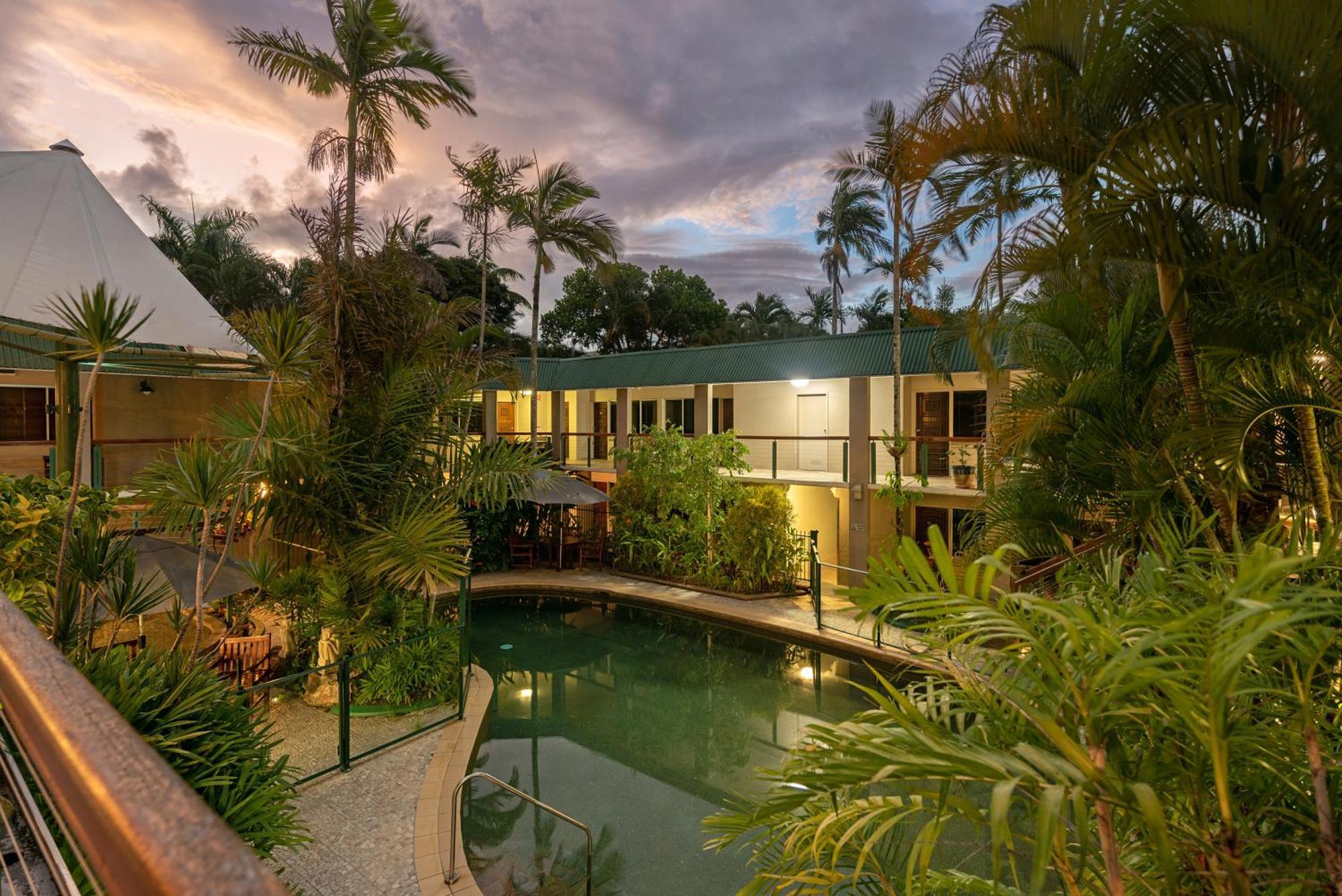 Bay Village Tropical Retreat & Apartments Cairns Exterior photo