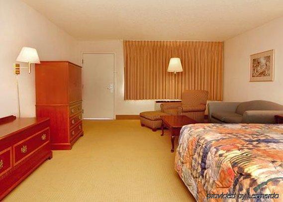 Days Inn & Suites By Wyndham Logan Room photo