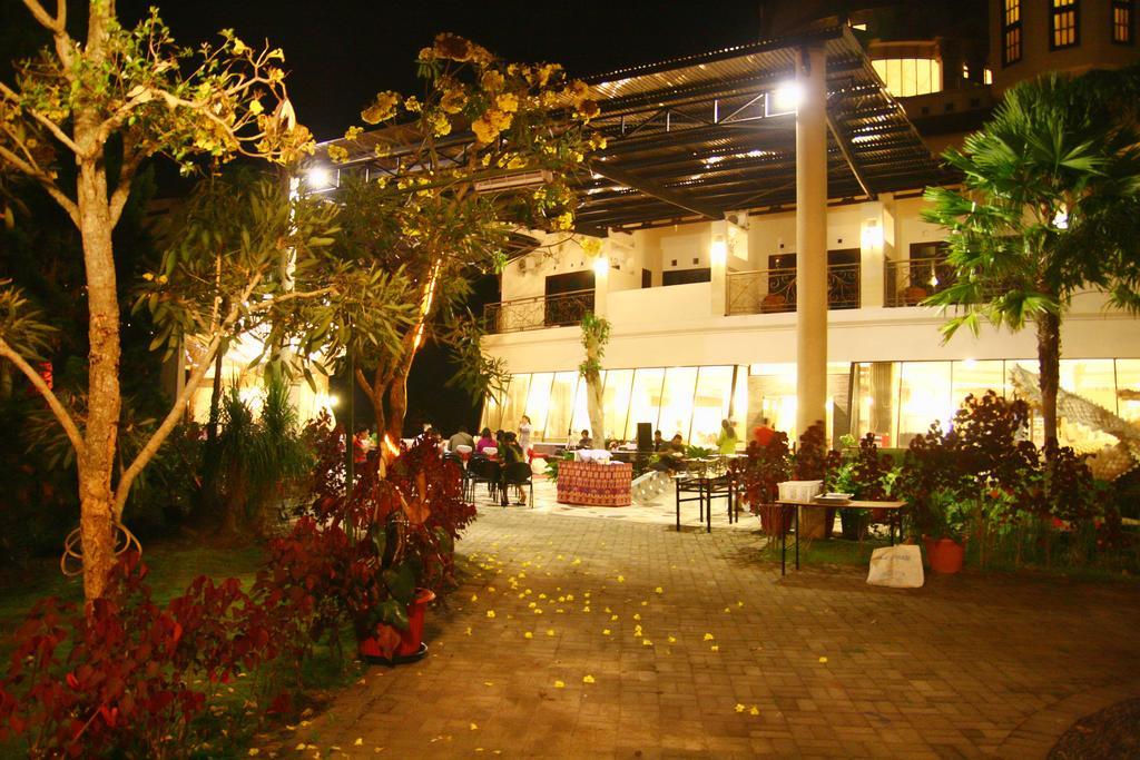 Vanda Gardenia Hotel & Resort Trawas Exterior photo
