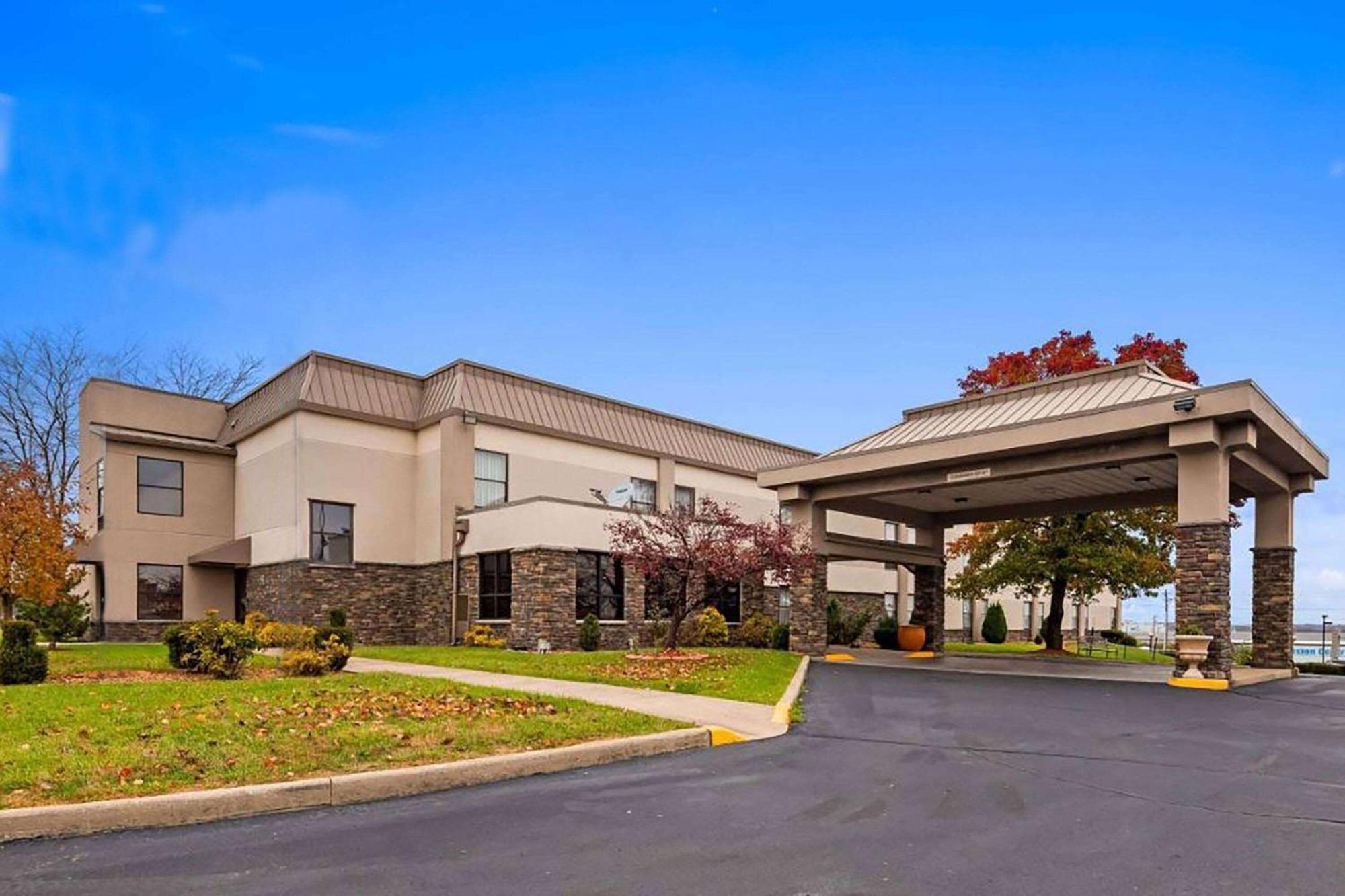 Baymont By Wyndham Monroe Ohio Hotel Exterior photo