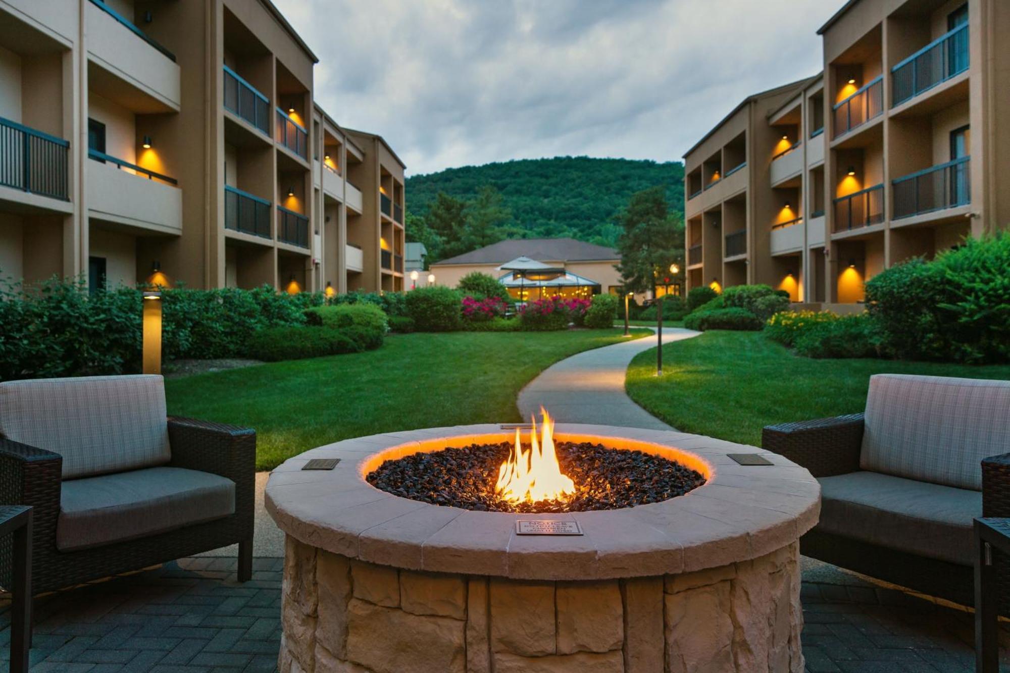Courtyard By Marriott Mahwah Hotel Exterior photo