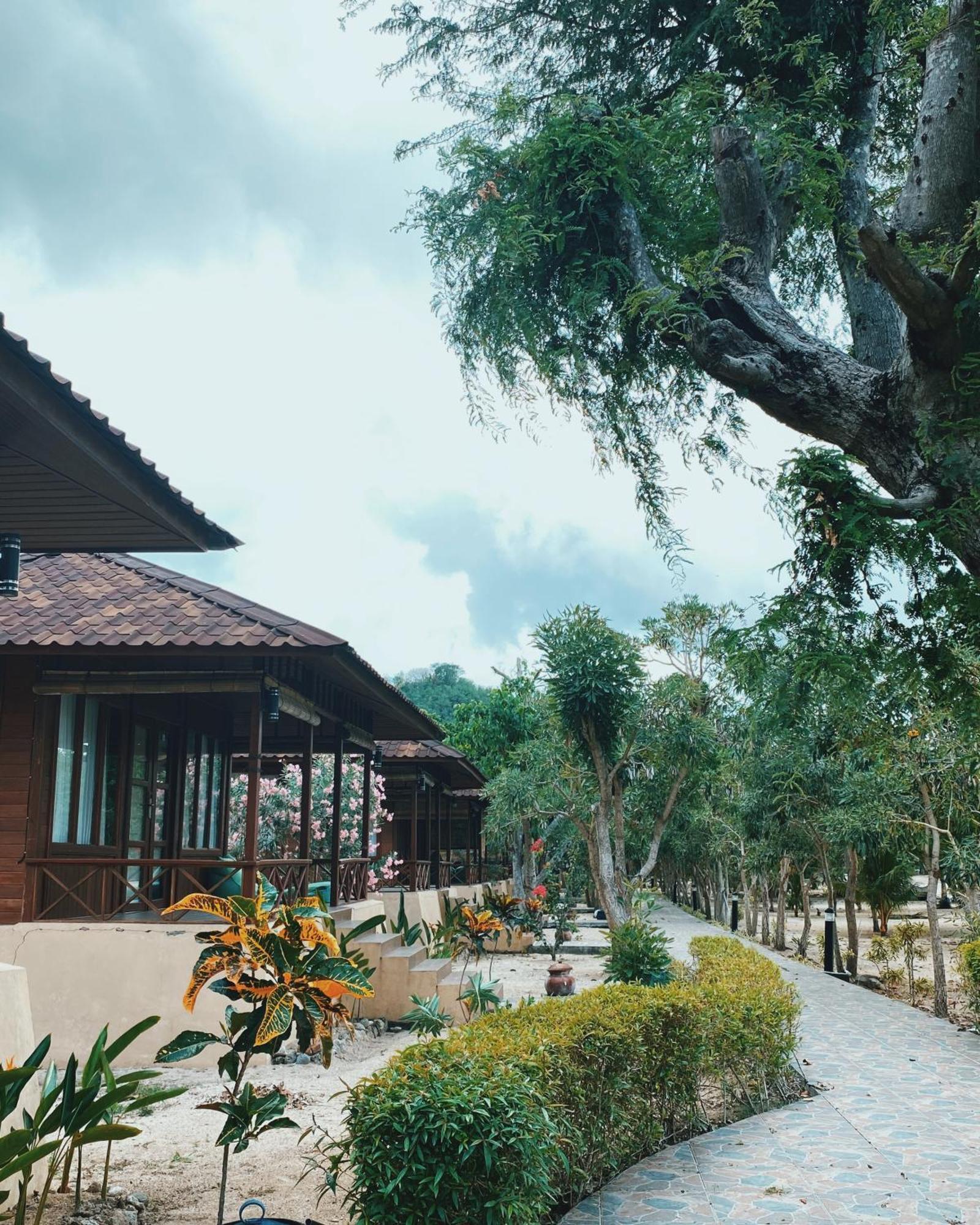 Sylvia Hotel & Resort Komodo Labuan Bajo Exterior photo