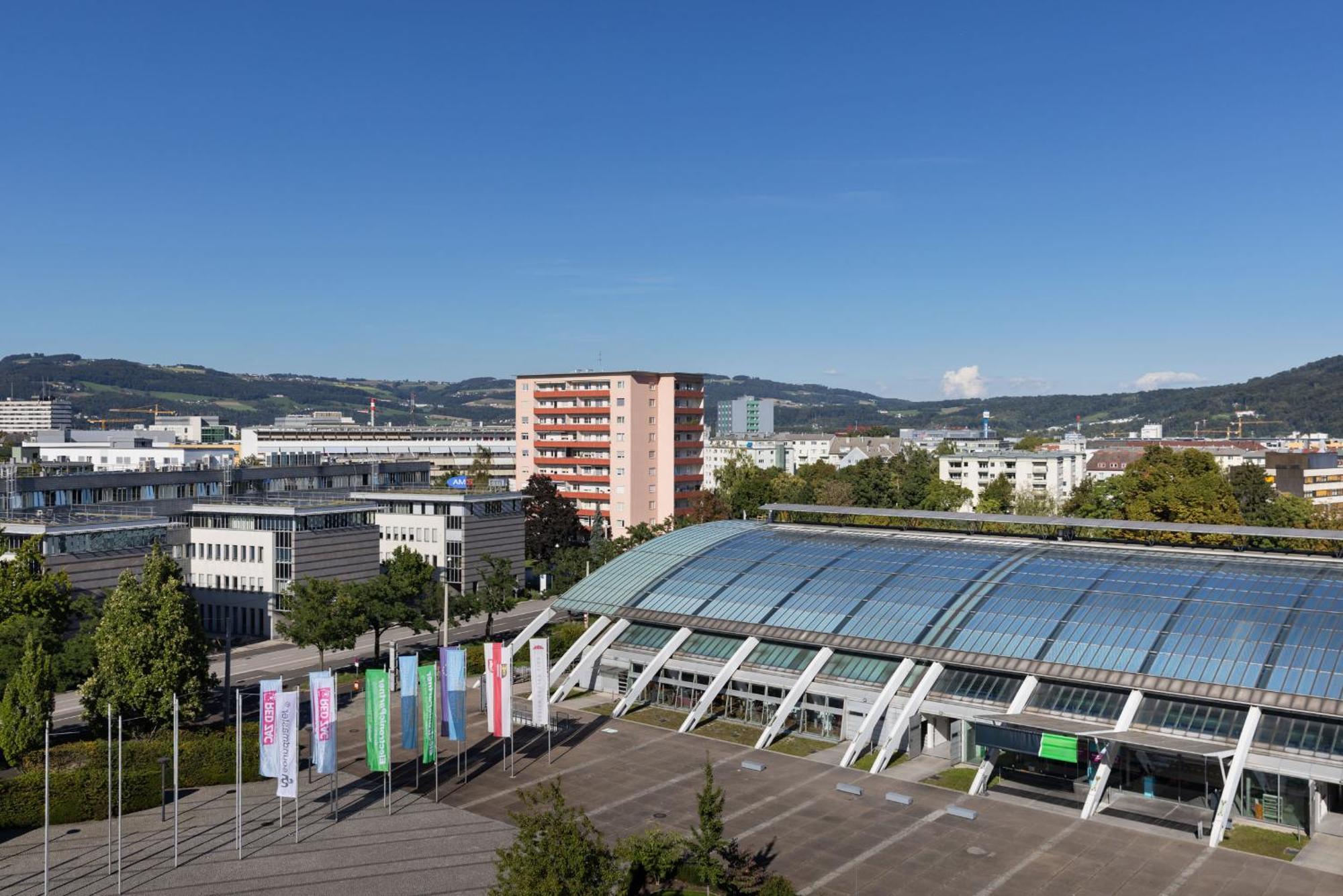 Courtyard By Marriott Linz Hotel Exterior photo