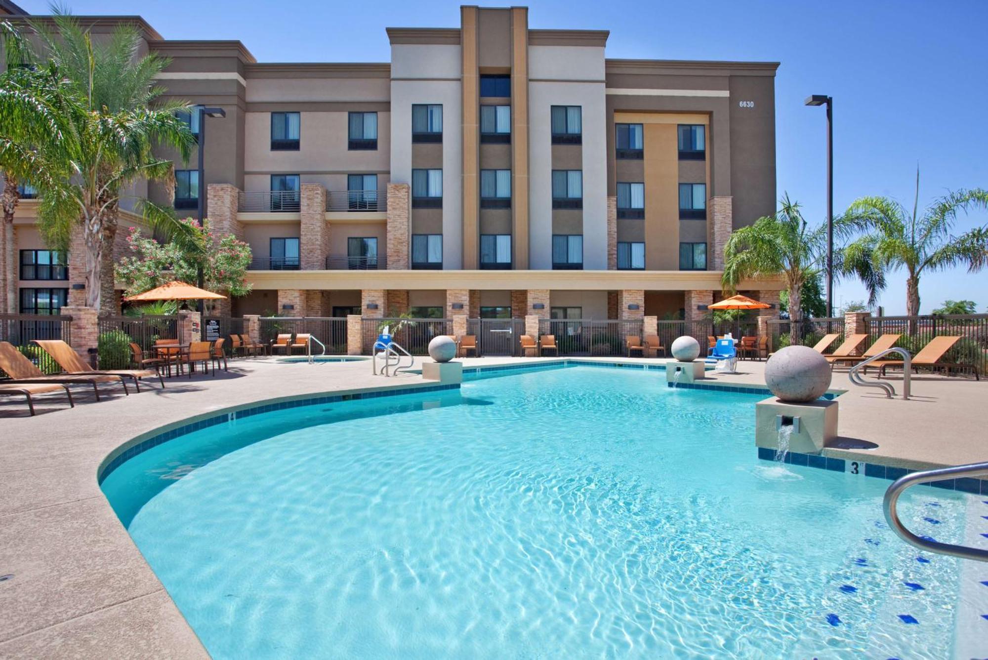 Hampton Inn & Suites Phoenix Glendale-Westgate Exterior photo