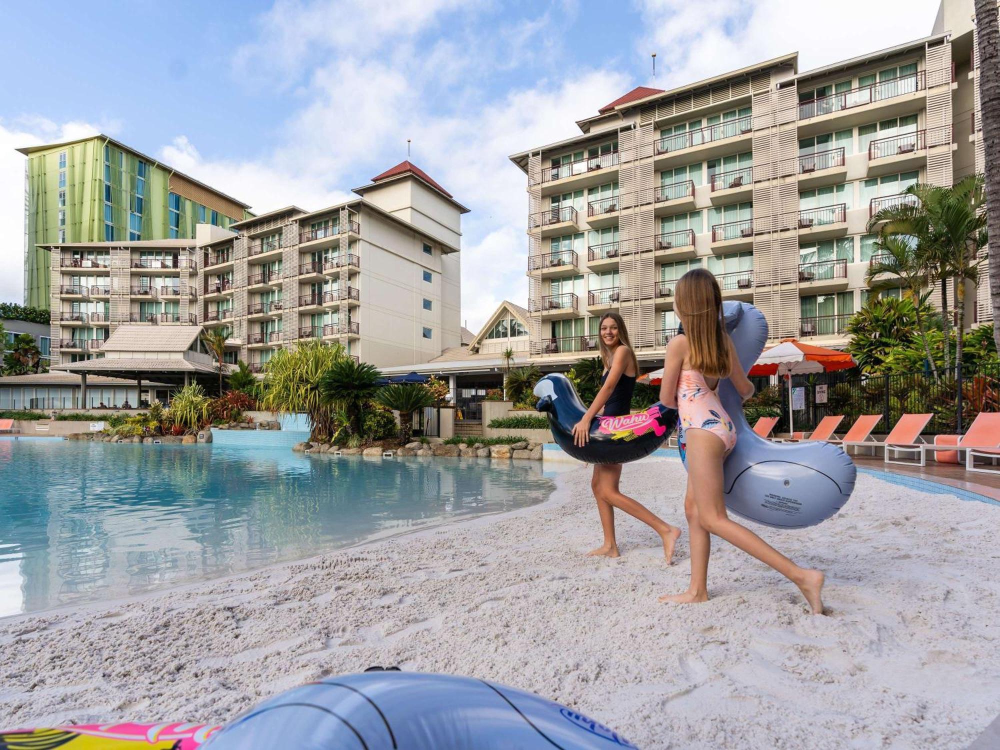 Novotel Cairns Oasis Resort Exterior photo