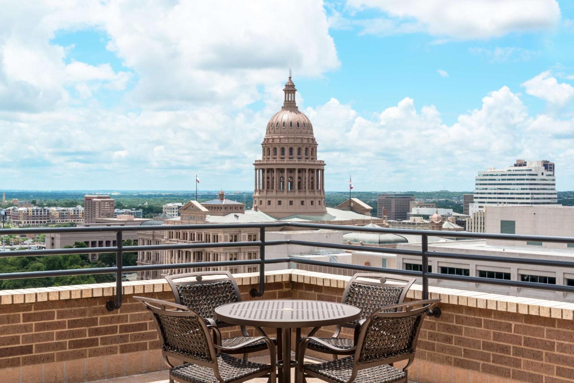 Doubletree Suites By Hilton Hotel Austin Exterior photo