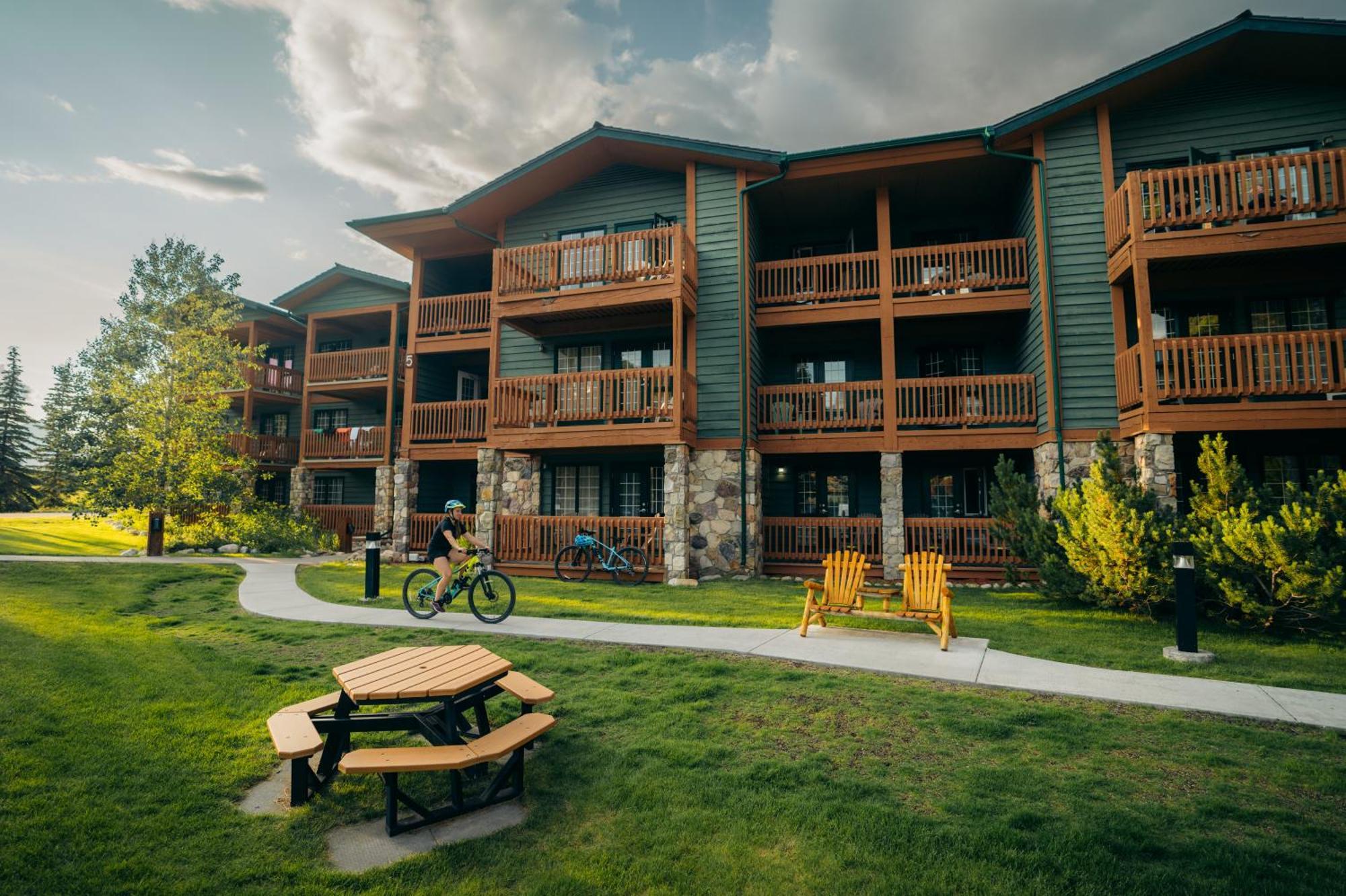 Lake Louise Inn Exterior photo