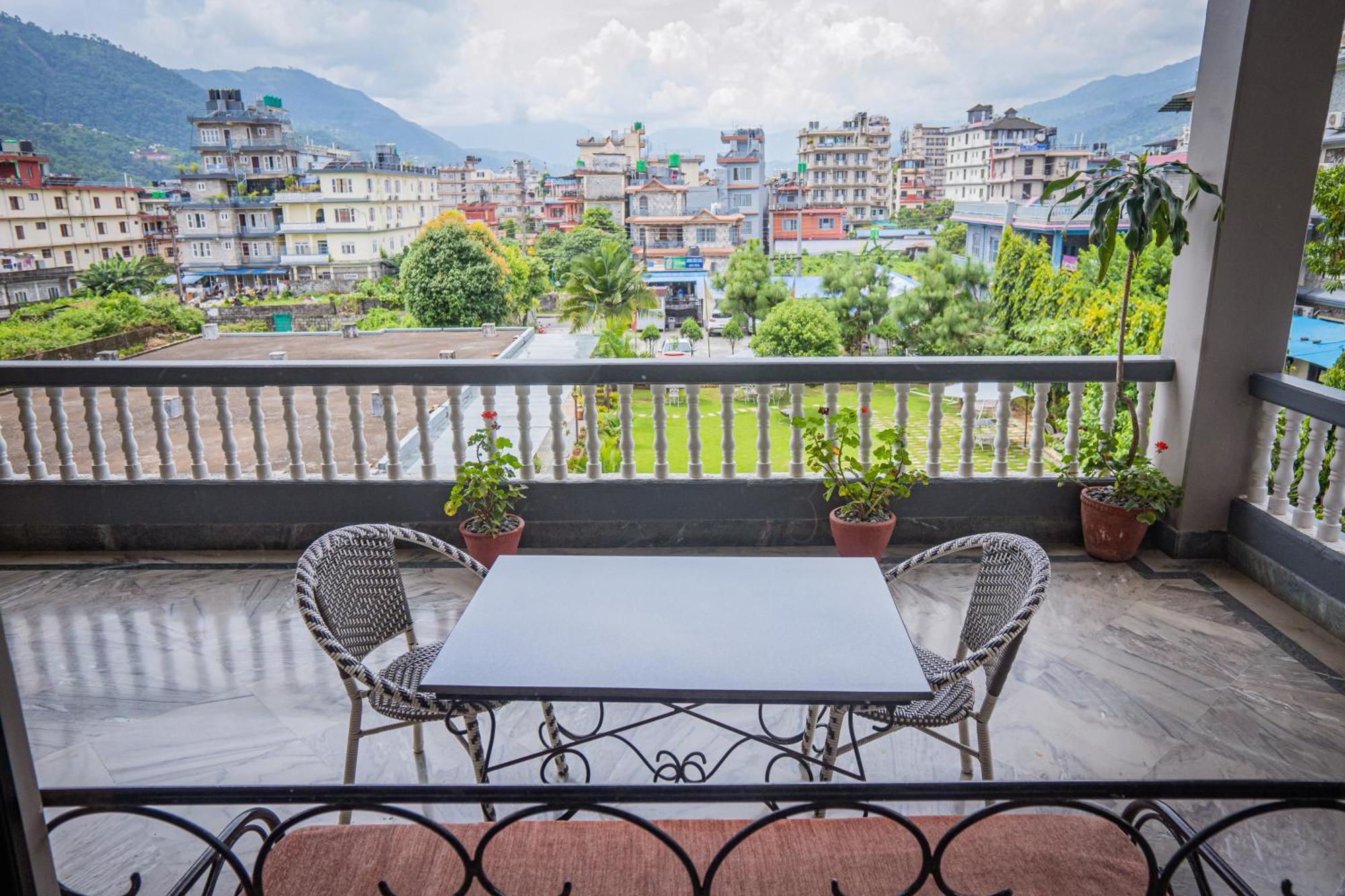 Hotel Crown Himalayas Pokhara Exterior photo