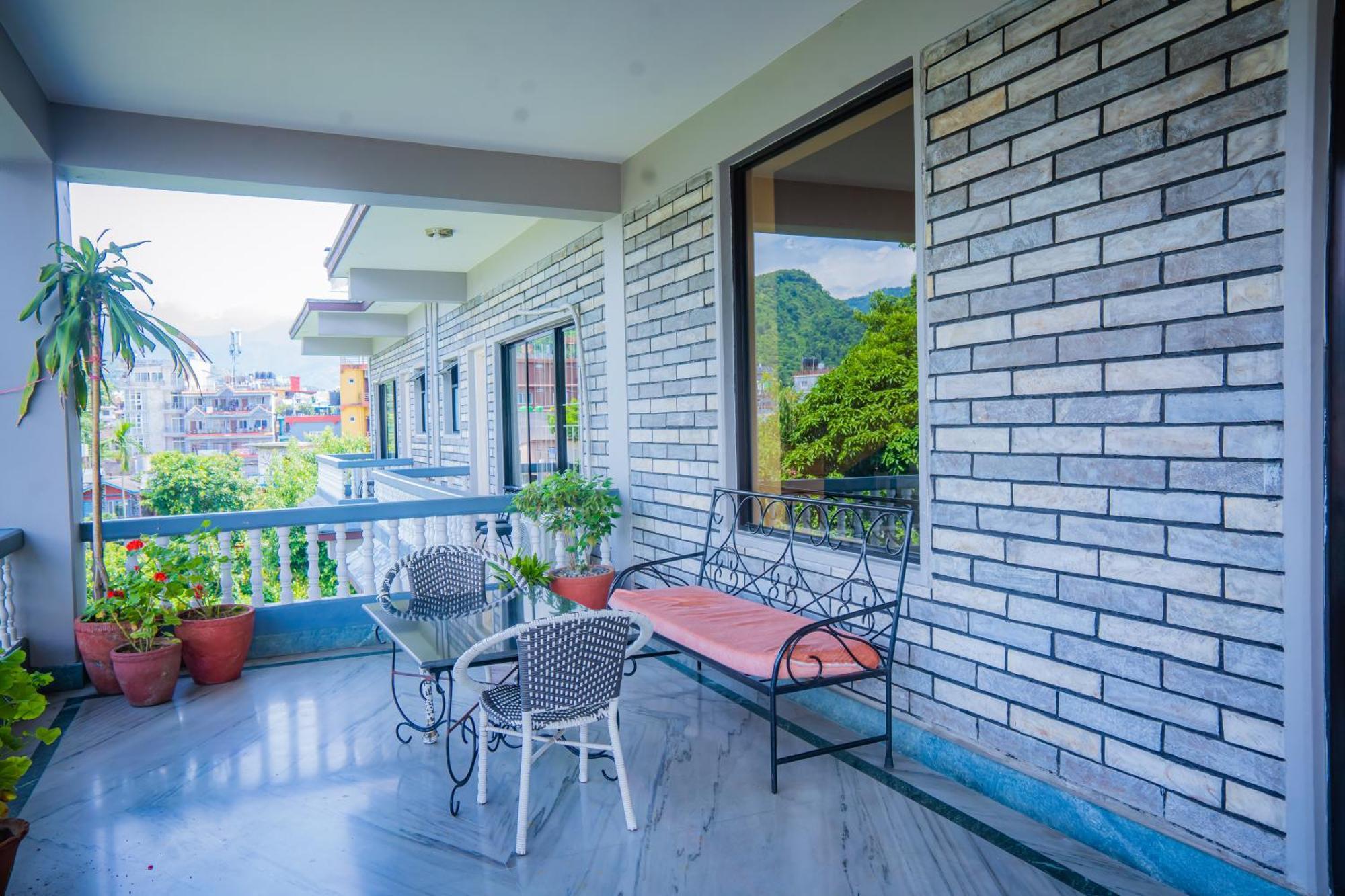 Hotel Crown Himalayas Pokhara Exterior photo