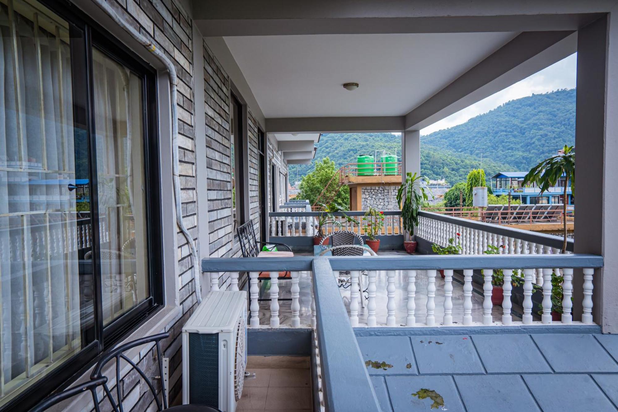 Hotel Crown Himalayas Pokhara Exterior photo