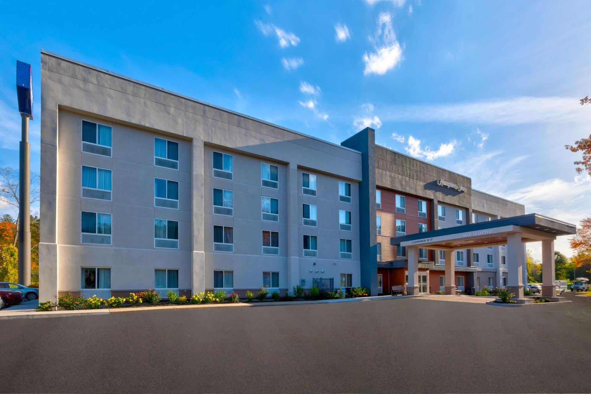 Hampton Inn Waterbury Exterior photo